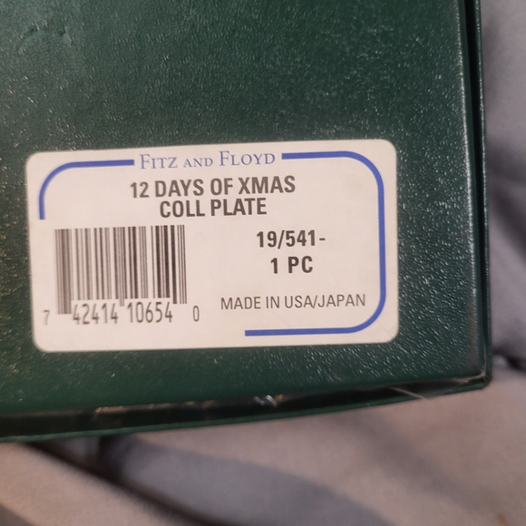 Fitz and Floyd Twelve Days of Christmas Plate with Gold and Green Accents - Picture 2 of 7